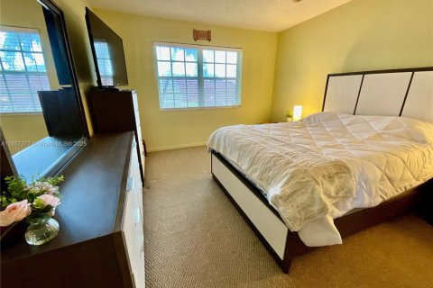Townhouse in Homestead, Florida 3 bedrooms, 122.72 sq.m. № 1883866 - photo 15