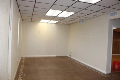 Propiedad comercial en alquiler en Saint Petersburg, Florida, 659.98 m2 № 1534875 - foto 4