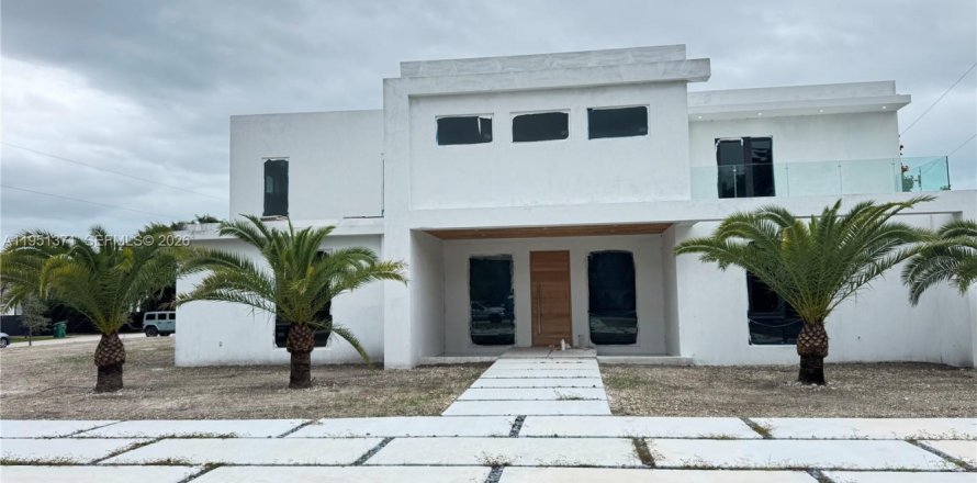 Casa en Pinecrest, Florida 8 dormitorios, 910.44 m2 № 2054168