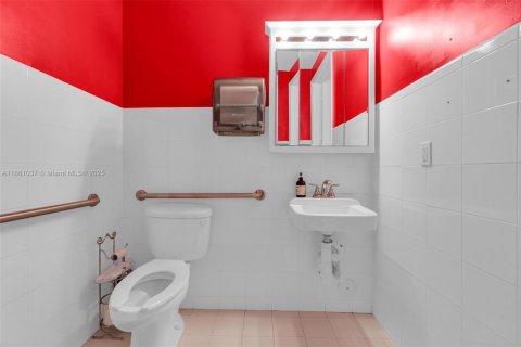 Propiedad comercial en venta en Davie, Florida № 1929757 - foto 20