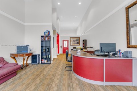 Propiedad comercial en venta en Davie, Florida № 1929757 - foto 15