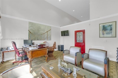 Propiedad comercial en venta en Davie, Florida № 1929757 - foto 9