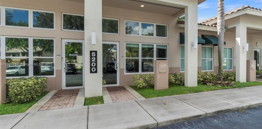 Commercial property in Davie, Florida № 1929757