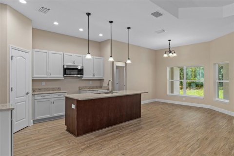 House in Weeki Wachee, Florida 3 bedrooms, 189.52 sq.m. № 1914957 - photo 12