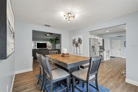 House in Brandon, Florida 3 bedrooms, 185.06 sq.m. № 2284347 - photo 7
