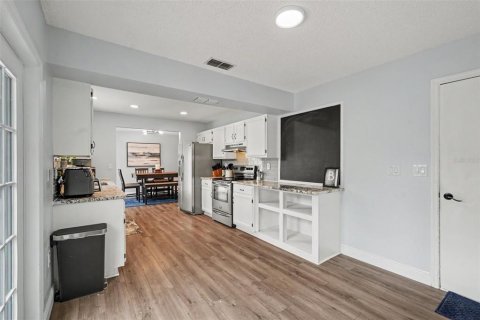 House in Brandon, Florida 3 bedrooms, 185.06 sq.m. № 2284347 - photo 9