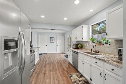 House in Brandon, Florida 3 bedrooms, 185.06 sq.m. № 2284347 - photo 8