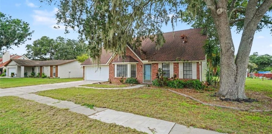 House in Brandon, Florida 3 bedrooms, 185.06 sq.m. № 2284347