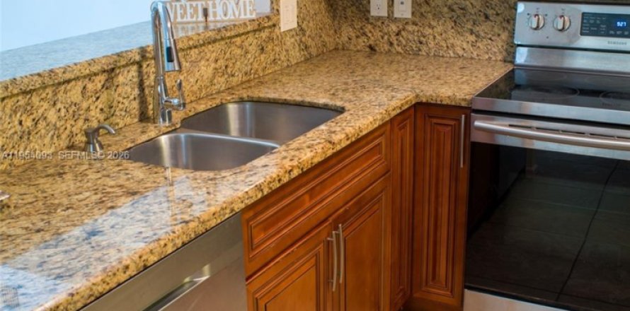 Кондоминиум с 3 спальнями в Мирамар, Флорида № 2010104