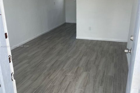 Apartamento en alquiler en Miami, Florida, 1 dormitorio № 2078049 - foto 2