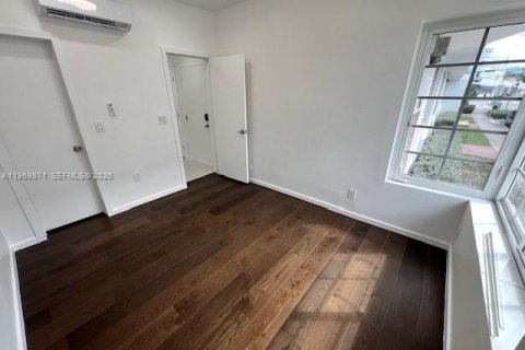 Villa ou maison à louer à Miami Beach, Floride: 2 chambres, 65.03 m2 № 2030688 - photo 13