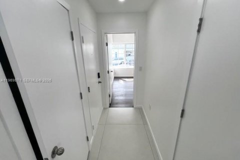 Villa ou maison à louer à Miami Beach, Floride: 2 chambres, 65.03 m2 № 2030688 - photo 11