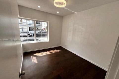 Villa ou maison à louer à Miami Beach, Floride: 2 chambres, 65.03 m2 № 2030688 - photo 12