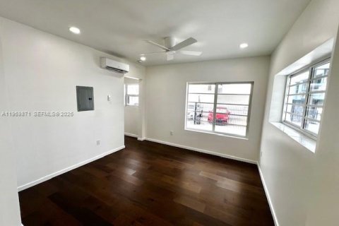 Villa ou maison à louer à Miami Beach, Floride: 2 chambres, 65.03 m2 № 2030688 - photo 4