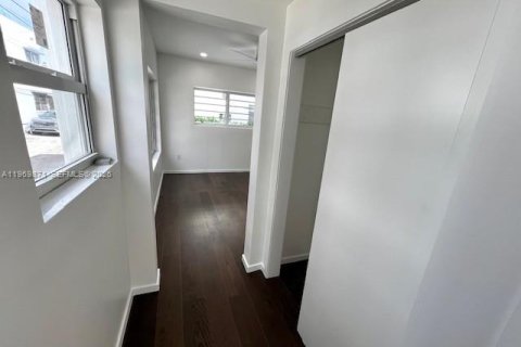 Villa ou maison à louer à Miami Beach, Floride: 2 chambres, 65.03 m2 № 2030688 - photo 10