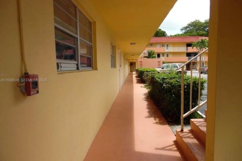 Купить кондоминиум в Майами, Флорида 2 спальни, 103.68м2, № 2053385 - фото 9