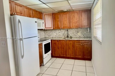 Снять в аренду кондоминиум в Пемброк-Пайнс, Флорида 2 спальни, 88.63м2, № 1922562 - фото 12