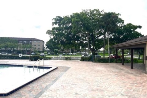 Снять в аренду кондоминиум в Пемброк-Пайнс, Флорида 2 спальни, 88.63м2, № 1922562 - фото 21