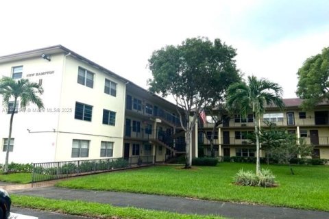 Снять в аренду кондоминиум в Пемброк-Пайнс, Флорида 2 спальни, 88.63м2, № 1922562 - фото 25