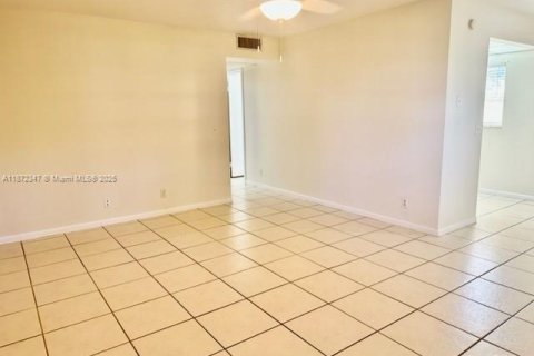 Снять в аренду кондоминиум в Пемброк-Пайнс, Флорида 2 спальни, 88.63м2, № 1922562 - фото 16