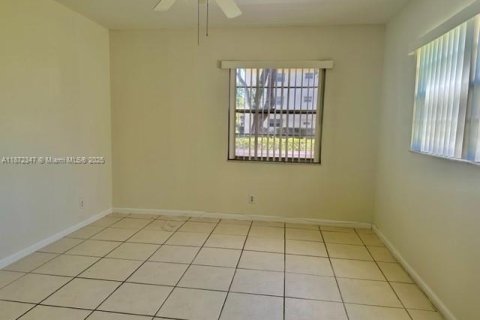 Снять в аренду кондоминиум в Пемброк-Пайнс, Флорида 2 спальни, 88.63м2, № 1922562 - фото 13