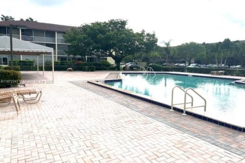 Снять в аренду кондоминиум в Пемброк-Пайнс, Флорида 2 спальни, 88.63м2, № 1922562 - фото 22