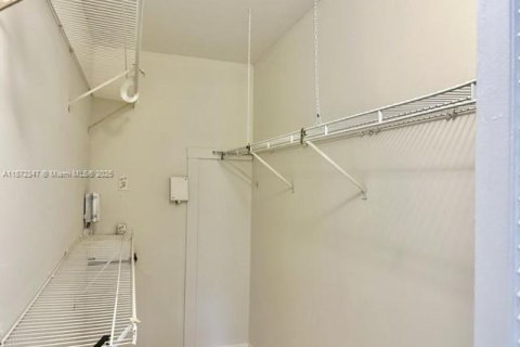 Снять в аренду кондоминиум в Пемброк-Пайнс, Флорида 2 спальни, 88.63м2, № 1922562 - фото 18