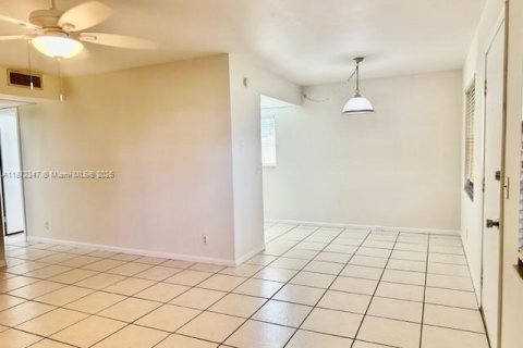 Снять в аренду кондоминиум в Пемброк-Пайнс, Флорида 2 спальни, 88.63м2, № 1922562 - фото 3