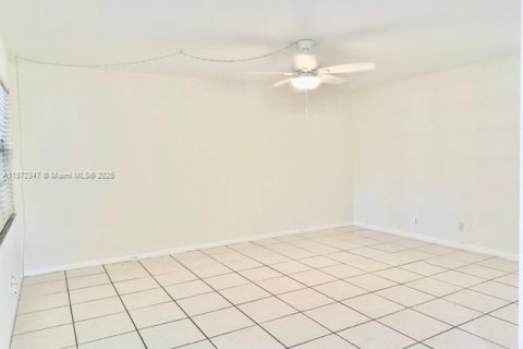 Снять в аренду кондоминиум в Пемброк-Пайнс, Флорида 2 спальни, 88.63м2, № 1922562 - фото 17