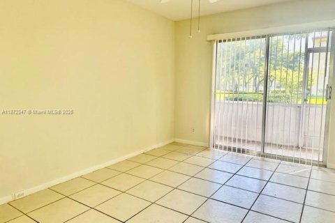 Снять в аренду кондоминиум в Пемброк-Пайнс, Флорида 2 спальни, 88.63м2, № 1922562 - фото 9