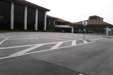 Снять в аренду кондоминиум в Пемброк-Пайнс, Флорида 2 спальни, 88.63м2, № 1922562 - фото 29