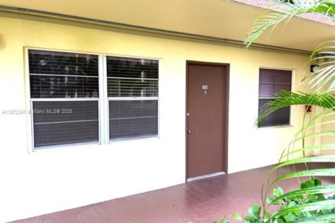 Снять в аренду кондоминиум в Пемброк-Пайнс, Флорида 2 спальни, 88.63м2, № 1922562 - фото 2