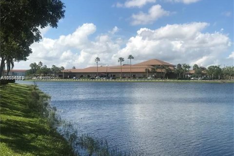 Снять в аренду кондоминиум в Пемброк-Пайнс, Флорида 2 спальни, 88.63м2, № 1922562 - фото 27