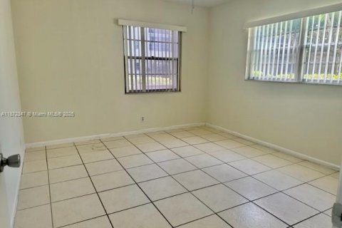 Снять в аренду кондоминиум в Пемброк-Пайнс, Флорида 2 спальни, 88.63м2, № 1922562 - фото 14