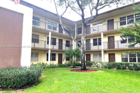 Снять в аренду кондоминиум в Пемброк-Пайнс, Флорида 2 спальни, 88.63м2, № 1922562 - фото 1