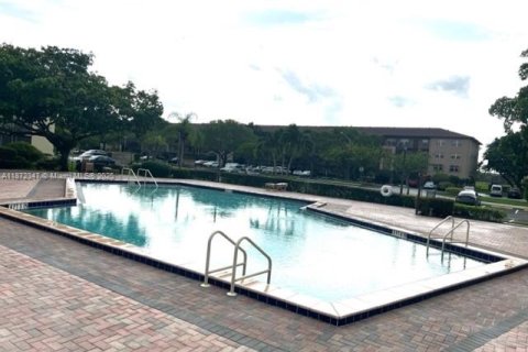 Снять в аренду кондоминиум в Пемброк-Пайнс, Флорида 2 спальни, 88.63м2, № 1922562 - фото 20