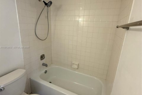 Condo in Hialeah, Florida, 2 bedrooms  № 2041284 - photo 15