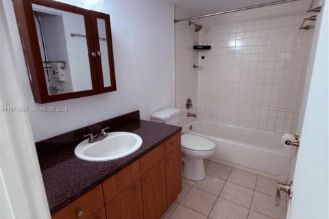 Condo in Hialeah, Florida, 2 bedrooms  № 2041284 - photo 12