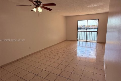 Condo in Hialeah, Florida, 2 bedrooms  № 2041284 - photo 8