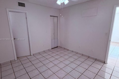 Condo in Hialeah, Florida, 2 bedrooms  № 2041284 - photo 10