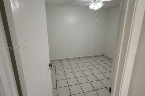 Condo in Hialeah, Florida, 2 bedrooms  № 2041284 - photo 16