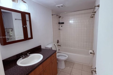Condo in Hialeah, Florida, 2 bedrooms  № 2041284 - photo 11
