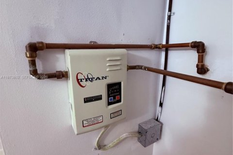 Condo in Hialeah, Florida, 2 bedrooms  № 2041284 - photo 13