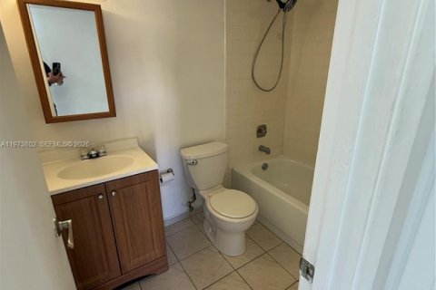 Condo in Hialeah, Florida, 2 bedrooms  № 2041284 - photo 14