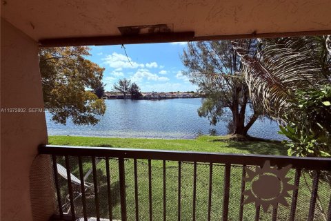 Condo in Hialeah, Florida, 2 bedrooms  № 2041284 - photo 9