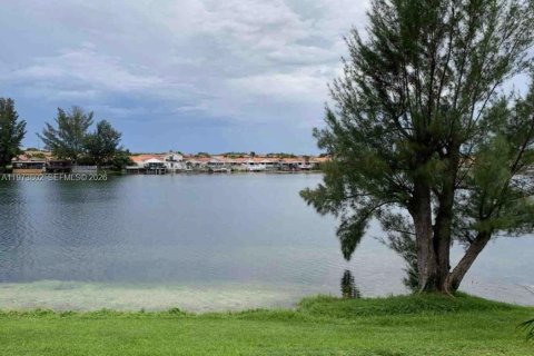 Condo in Hialeah, Florida, 2 bedrooms  № 2041284 - photo 2