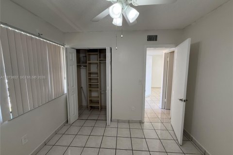 Condo in Hialeah, Florida, 2 bedrooms  № 2041284 - photo 17