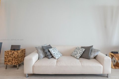 Condominio en alquiler en Miami, Florida, 4 dormitorios, 219.71 m2 № 2172998 - foto 15