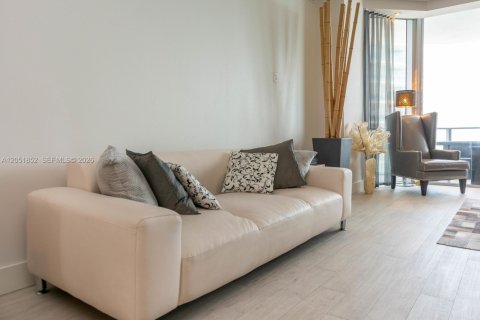 Condominio en alquiler en Miami, Florida, 4 dormitorios, 219.71 m2 № 2172998 - foto 14
