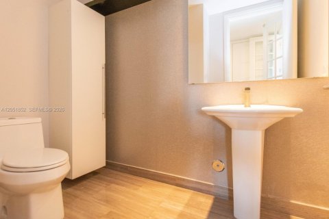 Condominio en alquiler en Miami, Florida, 4 dormitorios, 219.71 m2 № 2172998 - foto 23